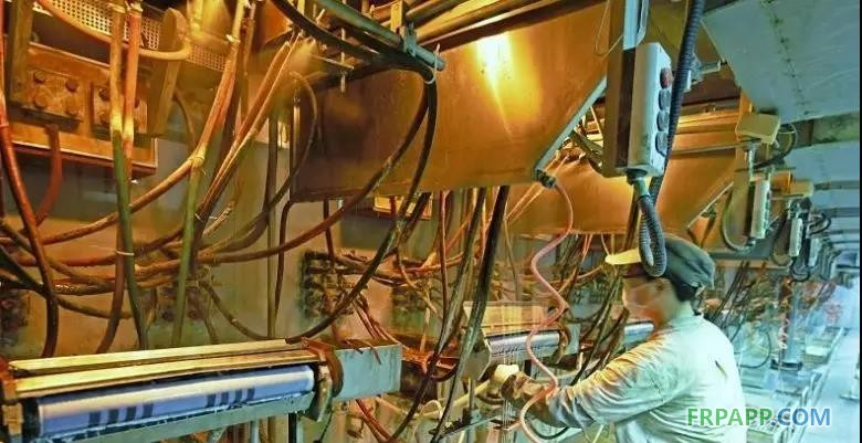 　　近日，由四川富潤企業重組投資有限責任公司旗下四川省玻纖集團有限公司（簡稱“四川玻纖”）自主研發，自主投資建設的全球首個玄武巖連續纖維池窯中試項目在四川省德陽市羅江區成功點火。該項目總投資9000萬元，項目點火運行成功后，四川玻纖將成為世界第一家采用池窯方式生產玄武巖纖維的企業。 　　玄武巖連續纖維是以天然的火山噴出巖為原料，在1450℃～1500℃熔融后，經鉑銠合金漏板高速拉絲而形成的連續纖維，具有熱傳導系數低、水泥相容性好、介電系數高、吸音系數高、耐溫性佳（-269℃～700℃）、抗氧化、抗輻射、過濾性好、抗壓縮強度和剪切強度高等特點，廣泛運用于國防軍工、交通運輸、車船制造、電子信息、航空航天等各個領域，被國家視為戰略性新興產業，也被四川列為四大高端新型成長型產業之一。 　　近年來，四川玻纖先后組建13個實驗室致力于玄武巖纖維研發，前后攻克玄武巖纖維生產領域數十個技術難題，研發出一整套池窯生產連續玄武巖纖維的生產工藝，徹底改變傳統玄武巖纖維生產技術成本高、產能低、品質不穩定的問題。目前，該公司已申報發明專利8項，實用新型專利8項，企業專有技術11項，深加工后續專利仍在持續申報。
