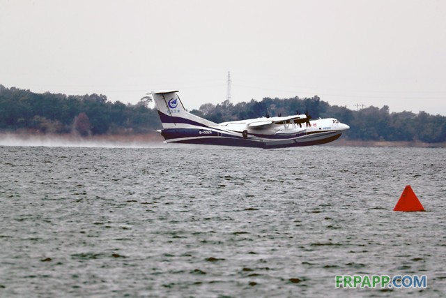 8時51分，由機長趙生、副駕駛陳明、機械師魏鵬和監控觀察員孫康寧組成的首飛機組，按預定科目，駕駛著AG600劃開深藍色的湖面，英姿颯爽，身后留下一條波光粼粼的水痕。加速、機頭昂起……AG600宛如一條東方巨龍從水面踏浪而起，直插云霄。   ?AG600水上起飛瞬間  9時05分，飛機像一只靈動的沙鷗，平穩地貼著水面滑行、輕盈入水，濺起歡快的水花。觀眾席響起了熱烈的掌聲。   ?AG600著水瞬間  伴隨著《歌唱祖國》的動人旋律，AG600飛機通過氣勢恢弘的水門回到主席臺前。機長趙生報告順利完成首次水上起降科研試飛任務！9時18分，AG600水上首飛圓滿成功！這是繼2017年12月24日AG600成功實現陸上首飛后又一歷史性時刻。   ?AG600著水瞬間  工業和信息化部部長苗圩，湖北省副省長曹廣晶，工業和信息化部副部長辛國斌，科技部秘書長苗少波，國家國防科技工業局副局長田玉龍，中國民航局總工程師殷時軍，大飛機專項專家組組長、院士張彥仲，國家應急管理部森林消防局副司令員閆鵬，陸軍裝備部副部長陳郁虹，空軍裝備部副部長宮繼宏，荊門市委書記張愛國，中國航發副總經理王之林，中國商飛副總經理周新民，航空工業董事長、黨組書記譚瑞松等領導出席儀式。   ?AG600入水瞬間  中央軍民融合辦、國家發展改革委、科技部、工信部、財政部、交通運輸部、應急部、國資委、國防科工局、林草局、民航局等政府部門及有關單位，湖北、廣東省等地方政府，軍委裝備發展部、陸軍、海軍、空軍、武警部隊等軍方機構，航空工業老領導，中國商飛、中國航發、中電科等兄弟單位，高校，金融機構，防火、救援、海監、海事、海洋執法等用戶代表，AG600飛機項目參研、參試單位的領導和代表參加了首飛儀式。